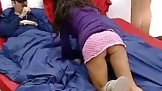 Nan Oshikiri, une grosses salopes matures japonaise galbée, se fait doigter la chatte poilue