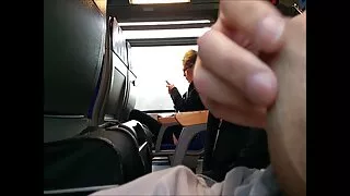 Une prostituée asiatique sans titre avec de belles fesses peut fournir à un mec un tour de bite sans grosse blonde cochonne escale