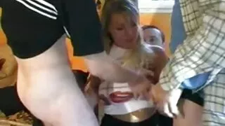 Blanc dumpy houe baise avec deux grosse noire cochonne monstres à la peau foncée