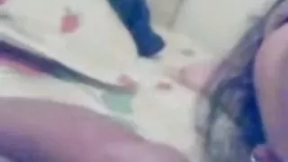 Une blonde à couper le grosses salopes arabes souffle chevauche la bite de son copain à la manière d'une cow-girl inversée