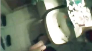 Kinky Teen grossessalopes joue avec un jouet sexuel et sa chatte sous la douche