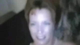 Une salope brune belles grosses salopes vorace exécute son beau mec assoiffé BJ