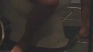 Une pute brune chic suce la bite de grosse cochonne porn son amant comme une pro
