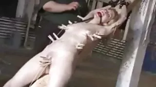 Une brune pâle soumise prend la double grosse cochonne porn pénétration de deux mecs masqués