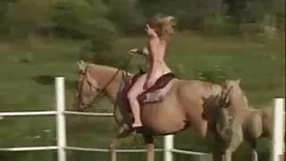 Blonde folle de sexe avec de minuscules vieilles et grosses salopes seins et mamelons pompe sa chatte