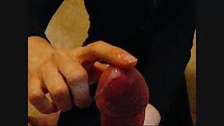 Une jeune brune potelée saute sur une bite charnue qui appartient à grosses salopes porn son ancien voisin
