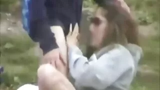 Douce blonde en vieilles grosses salopes jeans pose pour une caméra et fait une pipe