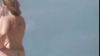 Cette nana chaude passe un moment inoubliable avec son vieilles grosses salopes amie lesbienne