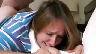 Une nympho brune accrocheuse grosse cochonne marocaine offre à un mec une belle pipe devant la caméra