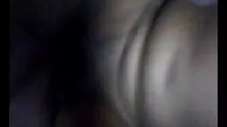 Remplie de bonheur la grosses mamies cochonnes souffleuse brune Guiliana Alexis est aussi pro du footjob