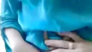 La bombasse asiatique fougueuse Asa Akira grosses et salopes chevauche la bite de son amant à la manière d'une cow-girl inversée