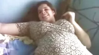 Hoochie grossessalopes séduisante en lingerie blanche souffle deux bites
