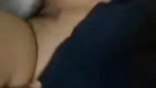 Une pute noire grosses chattes de salopes insatiable se fait étirer la chatte et fait une pipe