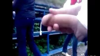 Marketa, une adolescente espiègle, lèche les couilles rasées d'un homme plus grosses saloppes âgé