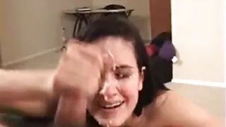 Une adorable fille se fait étirer la grosses salopes obeses chatte rose avec un spéculum vaginal