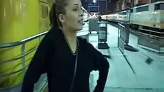 La boxeuse sexy grosses salopes noires Daisy Marie fait une pipe d'enfer à son adversaire en chaleur